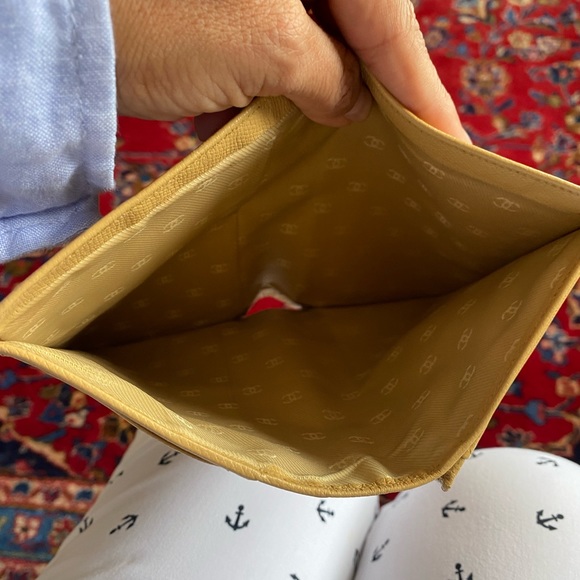 Authentic Chanel leather wallet. Excellent condition with absolutely no callouts - Picture 3 of 7